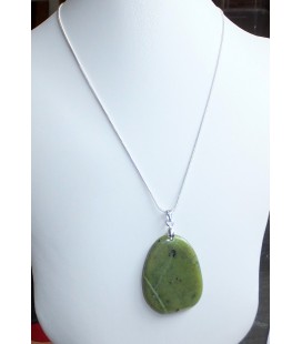 Pendentif jade foncé